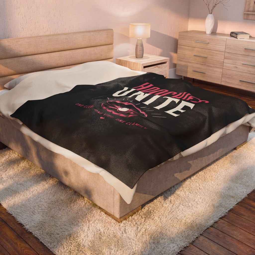 Hoochies Unite Plush Blanket — Soft Velveteen Throw with Retro Lip Graphic